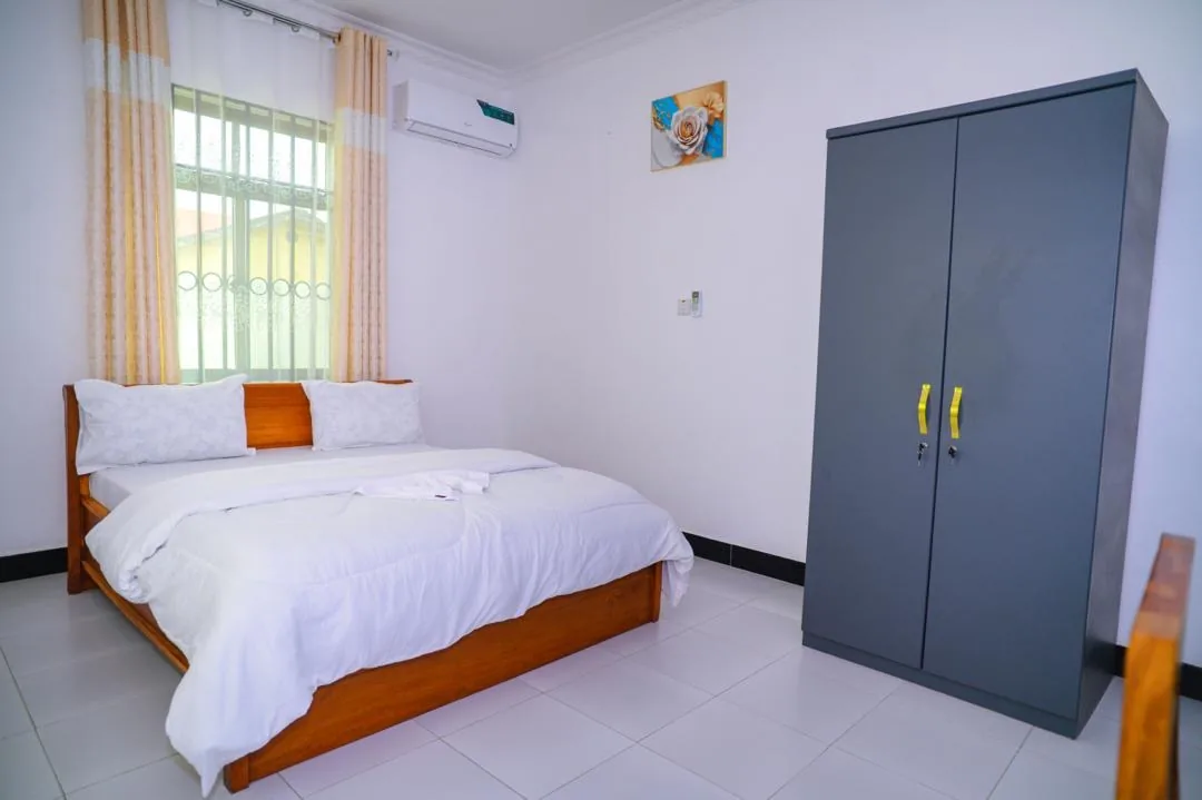Guest room with a double bed and a two-door wardrobe