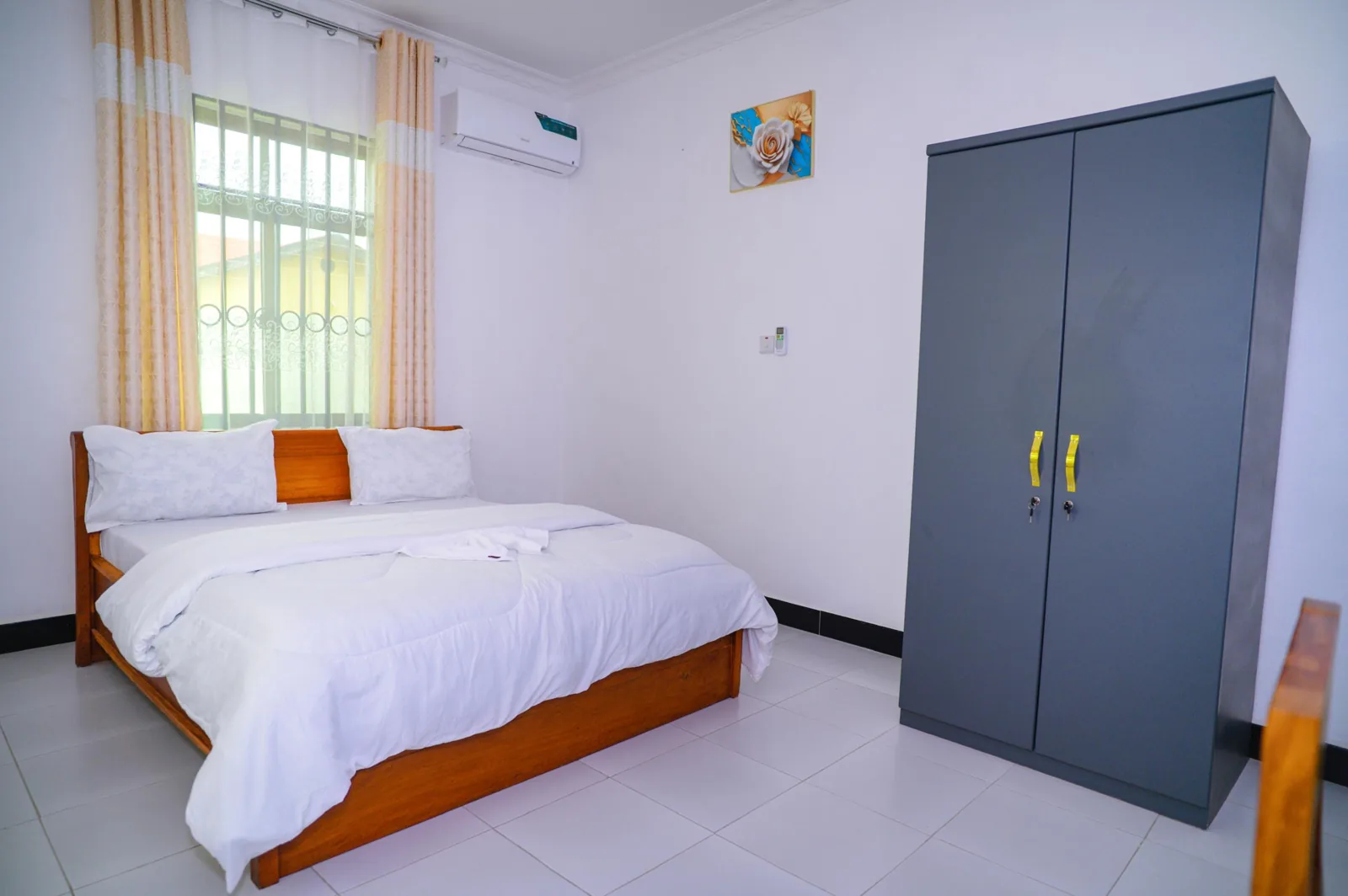 Bright room with a double bed, air conditioning and a large wardrobe